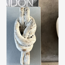 Keramin Skulptur Knuden, Mellem